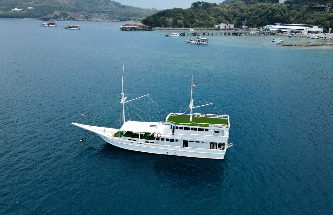 Private Trip by Arimbi Deluxe Phinisi - 