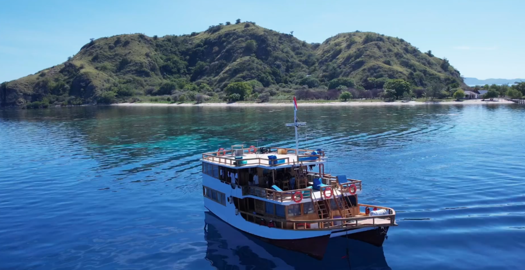Komodo 3 Days 2 Nights by Gamala Deluxe Phinisi - 