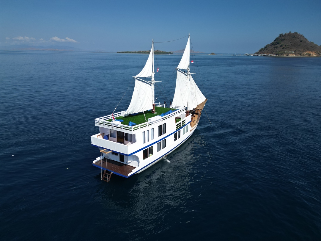 Private Trip by Invictus Deluxe Phinisi - 