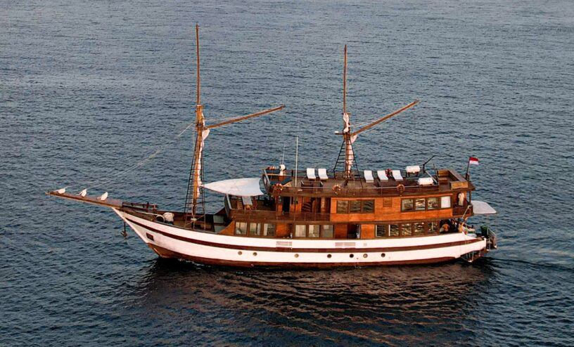 Private Trip by Neptune Deluxe Phinisi - 