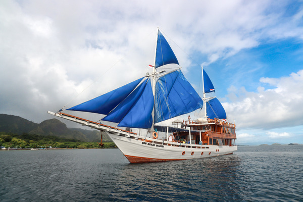 Private Trip by Soe Besar Vanrei Luxury Phinisi - 