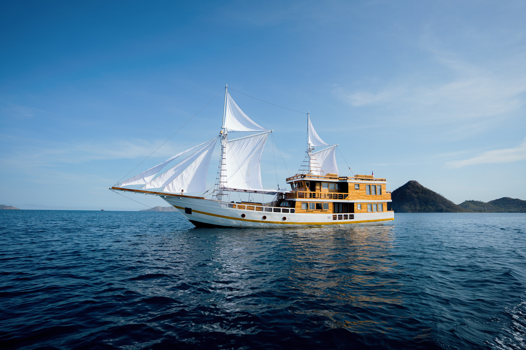 Komodo Private Trip by Barakati Cruises Deluxe Phinisi - 